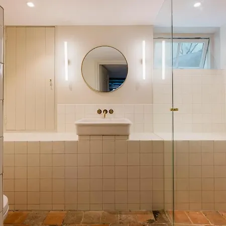 Charming Souterrain At Bloemgracht 30 Daire